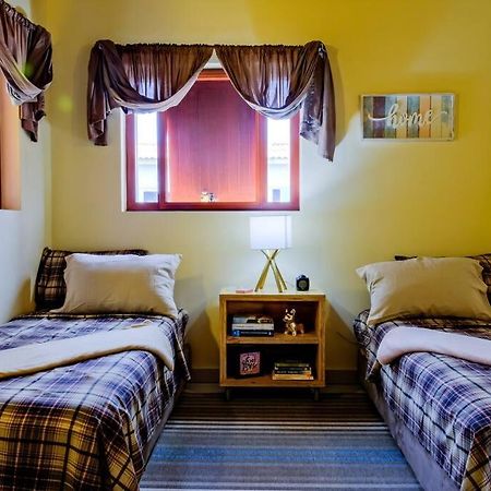 Iona'S Home: Vibrant 2Bedroom Home Near يلمستاد المظهر الخارجي الصورة