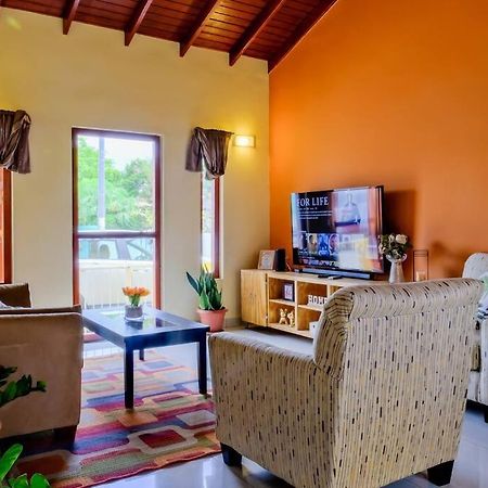 Iona'S Home: Vibrant 2Bedroom Home Near يلمستاد المظهر الخارجي الصورة
