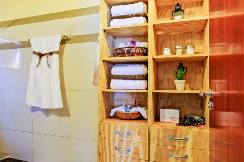 Iona'S Home: Vibrant 2Bedroom Home Near يلمستاد المظهر الخارجي الصورة