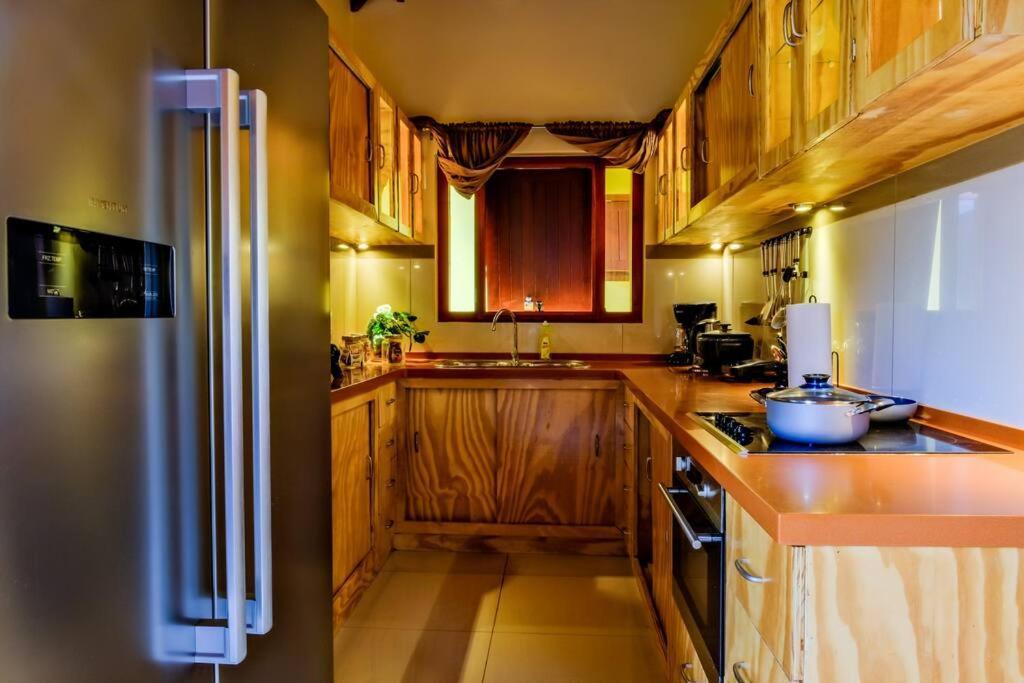 Iona'S Home: Vibrant 2Bedroom Home Near يلمستاد المظهر الخارجي الصورة