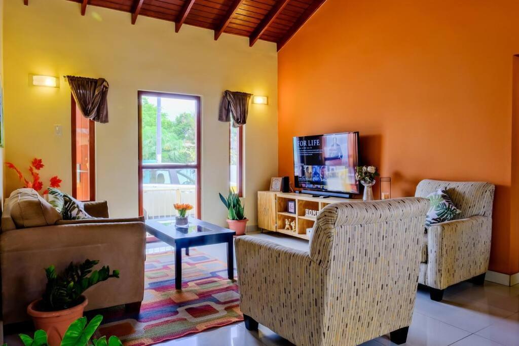 Iona'S Home: Vibrant 2Bedroom Home Near يلمستاد المظهر الخارجي الصورة