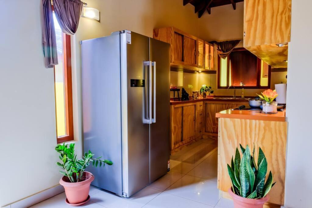 Iona'S Home: Vibrant 2Bedroom Home Near يلمستاد المظهر الخارجي الصورة